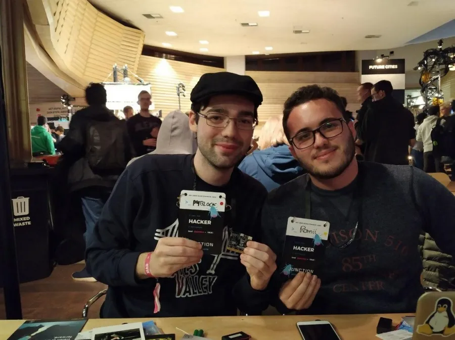 Premiados dos alumnos de la UPCT por resolver un reto tecnológico para monitorizar los camiones Mercedes